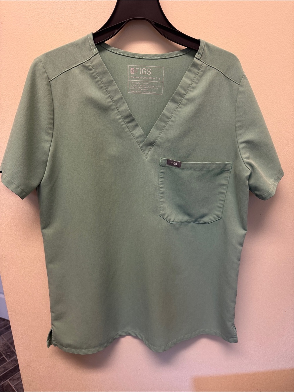 Figs Men’s V-Neck Top in Sage